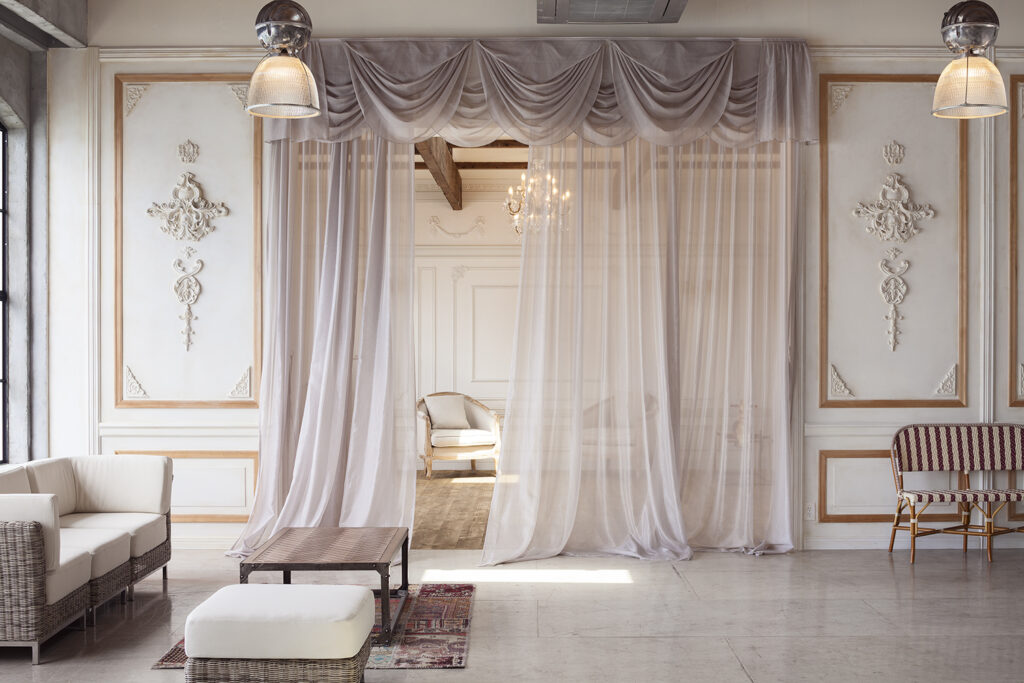 カーテンのあるスタジオ